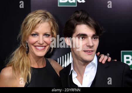 RJ Mitte, Anna Gunn, première d'AMC pour la dernière saison de Breaking Bad aux studios Sony de Culver City, Los Angeles, CA, USA, 24 juillet 2013 (en photo : RJ Mitte, Anna Gunn) photo de Baxter/ABACAPRESS.COM Banque D'Images