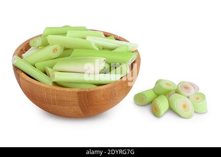 Tranches de citronnelle fraîche dans un bol en bois isolé sur fond blanc avec masque et profondeur de champ complète Banque D'Images