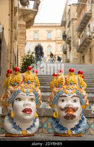 Souvenisr de terre cuite aux marches de Caltagirone en Sicile, Italie Banque D'Images