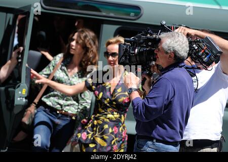 Valérie Kapriski, Sandrine Bonnaire et le réalisateur Claude Lelouch sur le set de 'Salaud, sur l'aime', le dernier jour de tournage, à Saint-Gervais, France, le 31 juillet 2013. Photo d'Alban Wyters/ABACAPRESS.COM Banque D'Images