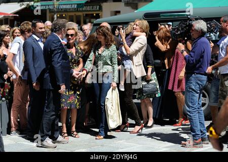 Eddy Mitchell, Sandrine Bonnaire, Valerie Kapriski et le réalisateur Claude Lelouch sur le set de 'Salaud, à l'aime', le dernier jour de tournage, à Saint-Gervais, France, le 31 juillet 2013. Photo d'Alban Wyters/ABACAPRESS.COM Banque D'Images