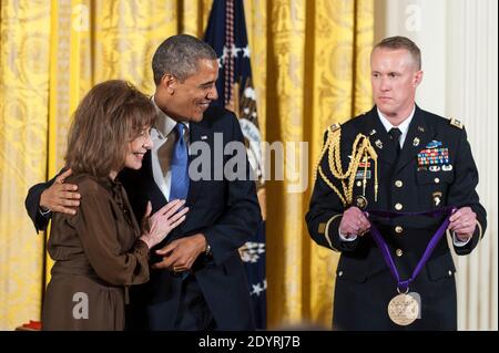 Le Président Obama remet une Médaille nationale des arts 2012 à Elaine May, pour sa contribution à la comédie américaine, lors d'une cérémonie dans la salle est de la Maison Blanche le 10 juillet 2013 à Washington, DC.photo par Pete Marovich/Pool/ABACAPRESS.COM) Banque D'Images