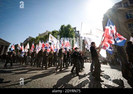 https://l450v.alamy.com/450vfr/2dyrn75/photo-du-dossier-en-mai-2012-montre-des-membres-de-l-association-d-extreme-droite-oeuvre-francaise-lors-d-une-manifestation-a-paris-france-le-ministre-de-l-interieur-manuel-valls-a-annonce-le-24-juillet-2013-la-dissolution-du-petit-groupe-extremiste-francais-fonde-en-1968-et-de-son-extension-paramilitaire-jeunesses-nationalistes-jeunesse-nationaliste-photo-de-nicolas-messyasz-abacapress-com-2dyrn75.jpg