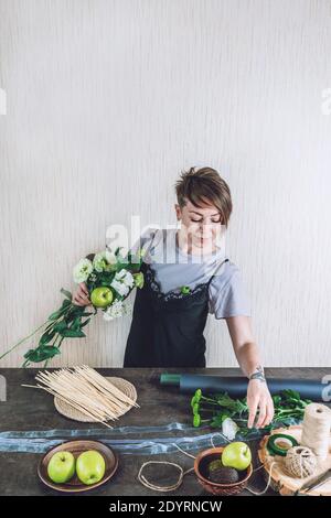 Flower Trends 2021, naturel, arrangements de fleurs, astuces fleuristes, conseils. Petite entreprise. Studio de design floral, faire des décorations et des arrangements Banque D'Images