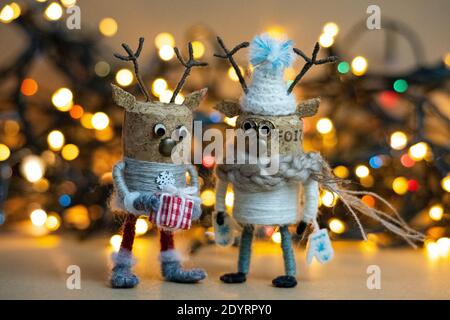 Creative Christmas Scene concept, Creative Cork Deers concept, festive Cork Deers concept, Christmas Lights bokeh avec des figurines de cerf en bouchons de champagne Banque D'Images