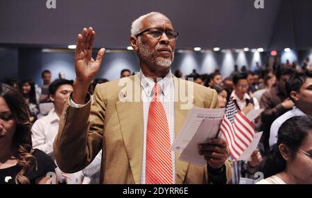 Ahmed Ali Abokor, d'Annandale, Virginie, originaire de Somalie, a prêté serment pour devenir de nouveaux citoyens américains lors d'une cérémonie de naturalisation le 13 août 2013 à l'école secondaire Woodson de Fairfax, Virginie. Photo par Olivier Douliery/ABACAPRESS.com Banque D'Images