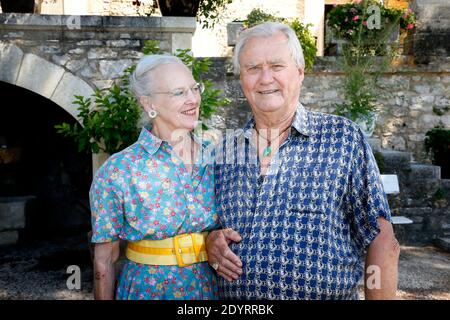 PAS DE WEB/PAS D'APPLICATIONS/PAS DE TABLOÏDES - FRAIS SPÉCIAUX REQUIS - EXCLUSIF. La reine Margrethe II et le prince Consort Henrik du Danemark passent leurs vacances d'été annuelles au château de Caix, près de Cahors, dans le sud-ouest de la France, le 14 août 2013. Le domaine familial de 25 hectares produit environ 160,000 bouteilles de vin rouge, blanc et rose 'Cahorss'. Le Prince Henrik préfère le vin rouge (parce que les raisins sont cueillis à la main), qui représente 70% de la production du château. Les plus vendues dans le monde sont les 2002 à 2005 millésimes appelés « la Cuvee du Prince du Danemark, Château de Caix, Cahors ». 10% du vin du Prince le sont Banque D'Images