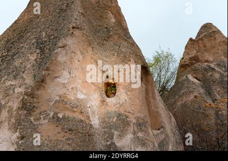 Belle photo panoramique de Cappadoce, Goereme, Turquie par une journée nuageux Banque D'Images