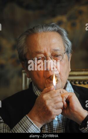 L'avocat français Jacques Verges vu dans son bureau à Paris, France, le 9 septembre 2010. Photo par Ammar Abd Rabbo/ABACAPRESS.COM Banque D'Images