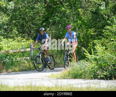 Le président Barack Obama a fait du vélo avec sa fille Malia pendant leurs vacances à West Tisbury sur Martha's Vineyard, ma, États-Unis, le 16 août 2013. La première dame Michelle Obama et la fille Sasha Obama les ont rejoints sur la route. Photo de Rick Friedman/Pool/ABACAPRESS.COM Banque D'Images