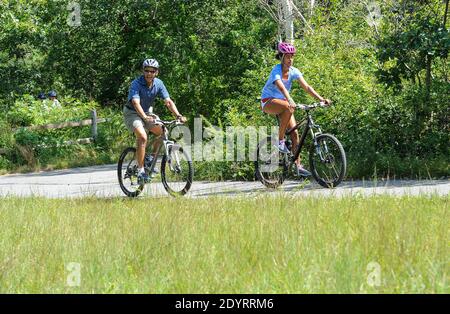 Le président Barack Obama a fait du vélo avec sa fille Malia pendant leurs vacances à West Tisbury sur Martha's Vineyard, ma, États-Unis, le 16 août 2013. La première dame Michelle Obama et la fille Sasha Obama les ont rejoints sur la route. Photo de Rick Friedman/Pool/ABACAPRESS.COM Banque D'Images