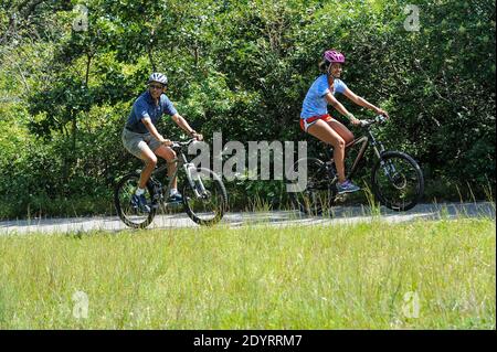 Le président Barack Obama a fait du vélo avec sa fille Malia pendant leurs vacances à West Tisbury sur Martha's Vineyard, ma, États-Unis, le 16 août 2013. La première dame Michelle Obama et la fille Sasha Obama les ont rejoints sur la route. Photo de Rick Friedman/Pool/ABACAPRESS.COM Banque D'Images