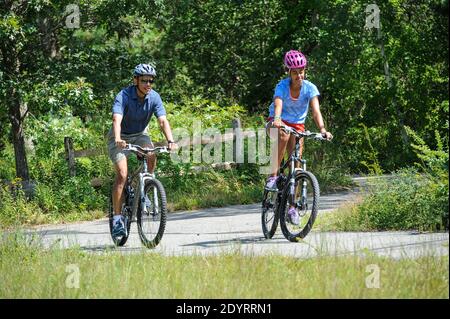 Le président Barack Obama a fait du vélo avec sa fille Malia pendant leurs vacances à West Tisbury sur Martha's Vineyard, ma, États-Unis, le 16 août 2013. La première dame Michelle Obama et la fille Sasha Obama les ont rejoints sur la route. Photo de Rick Friedman/Pool/ABACAPRESS.COM Banque D'Images