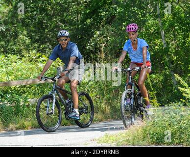 Le président Barack Obama a fait du vélo avec sa fille Malia pendant leurs vacances à West Tisbury sur Martha's Vineyard, ma, États-Unis, le 16 août 2013. La première dame Michelle Obama et la fille Sasha Obama les ont rejoints sur la route. Photo de Rick Friedman/Pool/ABACAPRESS.COM Banque D'Images