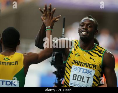 Usain Bolt (R) de Jamaïque serre la main avec son compatriote Warren Weir après avoir remporté la finale masculine de 200 m aux 14e championnats du monde de l'IAAF en athlétisme au stade Luzhniki à Moscou, en Russie, le 17 août 2013. Photo de Giuliano Bevilacqua/ABACAPRESS.COM Banque D'Images