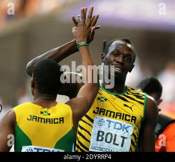 Usain Bolt (R) de Jamaïque serre la main avec son compatriote Warren Weir après avoir remporté la finale masculine de 200 m aux 14e championnats du monde de l'IAAF en athlétisme au stade Luzhniki à Moscou, en Russie, le 17 août 2013. Photo de Giuliano Bevilacqua/ABACAPRESS.COM Banque D'Images