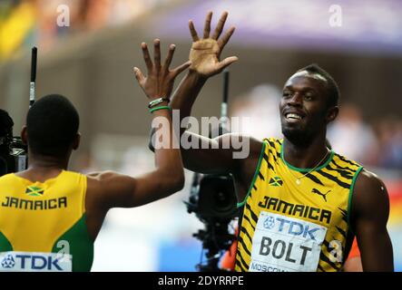 Usain Bolt (R) de Jamaïque serre la main avec son compatriote Warren Weir après avoir remporté la finale masculine de 200 m aux 14e championnats du monde de l'IAAF en athlétisme au stade Luzhniki à Moscou, en Russie, le 17 août 2013. Photo de Giuliano Bevilacqua/ABACAPRESS.COM Banque D'Images