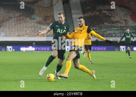 WOLVERHAMPTON, ANGLETERRE. 27 DÉCEMBRE Harry Kane de Tottenham Hotspur est défié par Romain Saiss de Wolverhampton Wanderers lors du match de première ligue entre Wolverhampton Wanderers et Tottenham Hotspur à Molineux, Wolverhampton le dimanche 27 décembre 2020. (Crédit : Simon Newbury | ACTUALITÉS MI) crédit : ACTUALITÉS MI et sport /Actualités Alay Live Banque D'Images