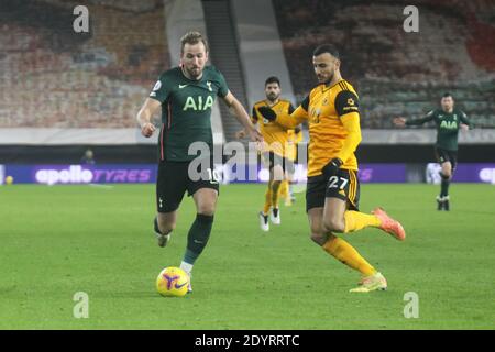 WOLVERHAMPTON, ANGLETERRE. 27 DÉCEMBRE Harry Kane de Tottenham Hotspur est défié par Romain Saiss de Wolverhampton Wanderers lors du match de première ligue entre Wolverhampton Wanderers et Tottenham Hotspur à Molineux, Wolverhampton le dimanche 27 décembre 2020. (Crédit : Simon Newbury | ACTUALITÉS MI) crédit : ACTUALITÉS MI et sport /Actualités Alay Live Banque D'Images