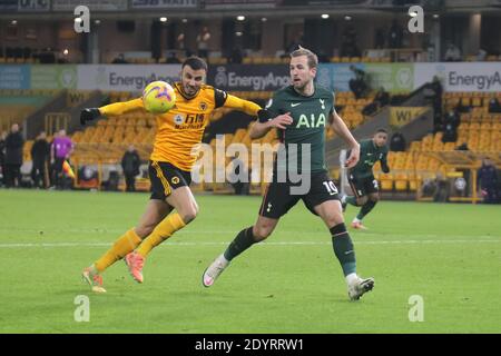 WOLVERHAMPTON, ANGLETERRE. 27 DÉCEMBRE Romain Saiss de Wolverhampton Wanderers est défié par Harry Kane de Tottenham Hotspur lors du match de première ligue entre Wolverhampton Wanderers et Tottenham Hotspur à Molineux, Wolverhampton le dimanche 27 décembre 2020. (Crédit : Simon Newbury | ACTUALITÉS MI) crédit : ACTUALITÉS MI et sport /Actualités Alay Live Banque D'Images