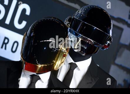 Daft Punk arrive pour les MTV Video Music Awards 2013 qui se sont déroulés au Barclays Center de Brooklyn, New York, NY, États-Unis, le 25 août 2013. Photo de Lionel Hahn/ABACAPRESS.COM Banque D'Images