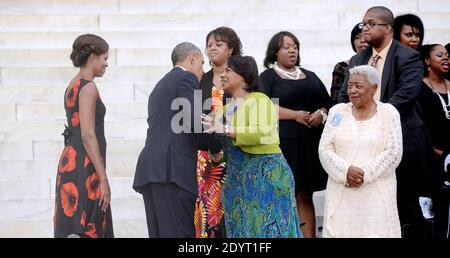 Le président Barack Obama salue le révérend Bernice King, fille de Martin Luther King, lors de la cérémonie du « Let Freedom Ring » pour commémorer le 50ème anniversaire de la marche sur Washington pour l'emploi et la liberté au Lincoln Memorial sur le National Mall à Washington, DC, Etats-Unis, le 28 août 2013. Photo par Olivier Douliery/ABACAPRESS.COM Banque D'Images