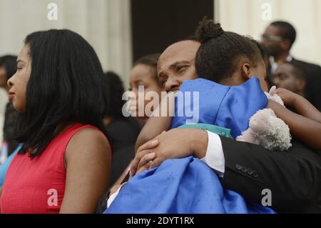 Martin Luther King III (C) tient sa fille Yolanda Renee King (R), aux côtés de sa femme Arndrea Waters King (L), lors de la commémoration du « Let Freedom Ring » au Lincoln Memorial à Washington DC, Etats-Unis, le 28 août 2013. L'événement a eu lieu pour commémorer le 50e anniversaire du 28 août 1963 à Washington, sous la direction du regretté Dr. Martin Luther King Jr., où il a donné son discours célèbre « J'ai un rêve ». Photo de Michael Reynolds/Pool/ABACAPRESS.COM Banque D'Images