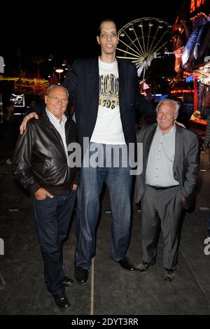 Gerard Louvin, Marcel Campion et le plus grand Homme du monde à l'inauguration de la Fete A Neuneu à Paris, France, le 30 août 2013. Photo d'Alban Wyters/ABACAPRESS.COM Banque D'Images