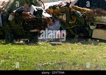 Les Tsiganes (Romani, Rroma) en Roumanie campent sur un terrain. Les chariots sont trop remplis de ferraille pour être vendus plus tard pour un peu d'argent. Banque D'Images