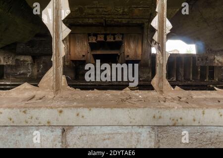 vue de fenêtre cassée dans un hall d'usine abandonné avec anciennes usines d'acier à l'intérieur Banque D'Images