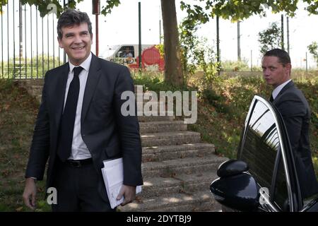 Arnaud Montebourg, ministre français du renouveau industriel et de l'Industrie alimentaire, visite le Groupe Easybike en tant que fabricant de vélos électriques qui vient d'acheter l'ancienne marque française Solex, au Bourget, au nord-est de Paris, en France, le 05 septembre 2013. Photo de Stephane Lemouton/ABACAPRESS.COM Banque D'Images