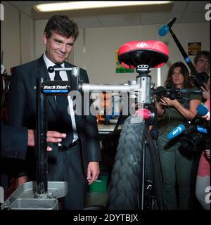 Arnaud Montebourg, ministre français du renouveau industriel et de l'Industrie alimentaire, visite le Groupe Easybike en tant que fabricant de vélos électriques qui vient d'acheter l'ancienne marque française Solex, au Bourget, au nord-est de Paris, en France, le 05 septembre 2013. Photo de Renaud Khanh/ABACAPRESS.COM Banque D'Images