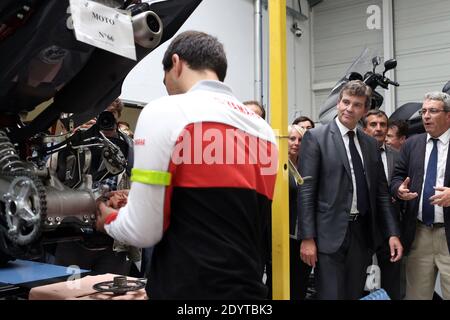 Arnaud Montebourg, ministre français du renouveau industriel et de l'Industrie alimentaire, visite l'Institut du cycle et du Motocycle INCM (Institut national du cycle et de la moto), au Bourget, au nord-est de Paris, le 05 septembre 2013. Photo de Stephane Lemouton/ABACAPRESS.COM Banque D'Images