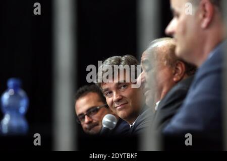 Arnaud Montebourg, ministre français du renouveau industriel et de l'Industrie alimentaire, visite le Groupe Easybike en tant que fabricant de vélos électriques qui vient d'acheter l'ancienne marque française Solex, au Bourget, au nord-est de Paris, en France, le 05 septembre 2013. Photo de Stephane Lemouton/ABACAPRESS.COM Banque D'Images