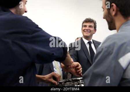 Arnaud Montebourg, ministre français du renouveau industriel et de l'Industrie alimentaire, visite le Groupe Easybike en tant que fabricant de vélos électriques qui vient d'acheter l'ancienne marque française Solex, au Bourget, au nord-est de Paris, en France, le 05 septembre 2013. Photo de Stephane Lemouton/ABACAPRESS.COM Banque D'Images