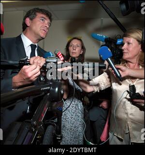 Arnaud Montebourg, ministre français du renouveau industriel et de l'Industrie alimentaire, visite le Groupe Easybike en tant que fabricant de vélos électriques qui vient d'acheter l'ancienne marque française Solex, au Bourget, au nord-est de Paris, en France, le 05 septembre 2013. Photo de Renaud Khanh/ABACAPRESS.COM Banque D'Images