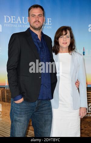 Jim Mickle et Linda Moran posant au photocall « nous sommes ce que nous sommes » dans le cadre du 39e Festival du film américain de Deauville à Deauville, en France, le 6 septembre 2013. Photo de Nicolas Briquet/ABACAPRESS.COM Banque D'Images