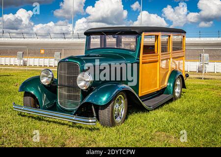 Daytona Beach, FL - 27 novembre 2020: 1932 Ford modèle B Woody à un salon de voiture local. Banque D'Images