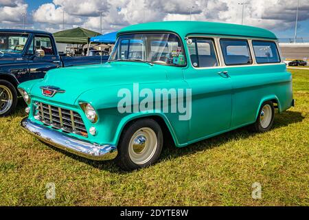 Daytona Beach, FL - 27 novembre 2020 : Suburban 1955 de Chevrolet à un salon de voiture local. Banque D'Images