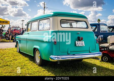 Daytona Beach, FL - 27 novembre 2020 : Suburban 1955 de Chevrolet à un salon de voiture local. Banque D'Images