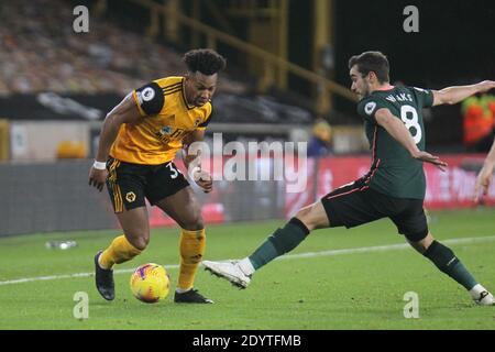 WOLVERHAMPTON, ANGLETERRE. 27 DÉCEMBRE Harry Winks de Tottenham Hotspur bataille pour le bal avec Traoré de Wolverhampton Wanderers lors du match de la Premier League entre Wolverhampton Wanderers et Tottenham Hotspur à Molineux, Wolverhampton le dimanche 27 décembre 2020. (Crédit : Simon Newbury | ACTUALITÉS MI) crédit : ACTUALITÉS MI et sport /Actualités Alay Live Banque D'Images