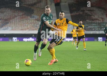 WOLVERHAMPTON, ANGLETERRE. 27 DÉCEMBRE Harry Kane de Tottenham Hotspur bataille pour le bal avec Saïss de Wolverhampton Wanderers lors du match de la Premier League entre Wolverhampton Wanderers et Tottenham Hotspur à Molineux, Wolverhampton le dimanche 27 décembre 2020. (Crédit : Simon Newbury | ACTUALITÉS MI) crédit : ACTUALITÉS MI et sport /Actualités Alay Live Banque D'Images