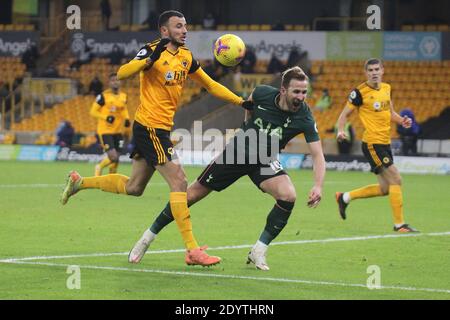 WOLVERHAMPTON, ANGLETERRE. 27 DÉCEMBRE Harry Kane de Tottenham Hotspur descend dans la boîte en espérant une pénalité qui n'est pas accordée lors du match de Premier League entre Wolverhampton Wanderers et Tottenham Hotspur à Molineux, Wolverhampton le dimanche 27 décembre 2020. (Crédit : Simon Newbury | ACTUALITÉS MI) crédit : ACTUALITÉS MI et sport /Actualités Alay Live Banque D'Images