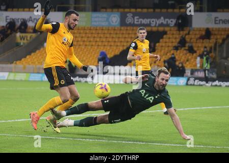 WOLVERHAMPTON, ANGLETERRE. 27 DÉCEMBRE Harry Kane de Tottenham Hotspur descend dans la boîte en espérant une pénalité qui n'est pas accordée lors du match de Premier League entre Wolverhampton Wanderers et Tottenham Hotspur à Molineux, Wolverhampton le dimanche 27 décembre 2020. (Crédit : Simon Newbury | ACTUALITÉS MI) crédit : ACTUALITÉS MI et sport /Actualités Alay Live Banque D'Images