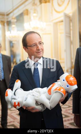 Le président français François Hollande est détenteur d'un robot humanoïde Nao de la société Aldebaran Robotics lorsqu'il visite une exposition sur le design et la technologie industriels français à l'Elysée Palace de Paris, France, le 12 septembre 2013. Photo de Thierry Orban/ABACAPRESS.COM Banque D'Images