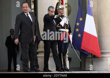 Le président français François Hollande flanqué par le chef du protocole de l'Elysée Laurent Stefanini attend avant une rencontre avec le secrétaire d'État américain John Kerry et le secrétaire britannique aux Affaires étrangères William Hague, à l'Elysée Palace de Paris, en France, le 16 septembre 2013. Les dirigeants se sont réunis pour discuter de la nécessité de retirer les armes chimiques en Syrie. Photo de Stephane Lemouton/ABACAPRESS.COM Banque D'Images