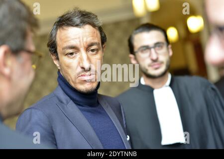 L'ancien avocat français Karim Achoui, flanqué de ses avocats, arrive au palais de justice pour le premier jour du procès des six hommes, membres du crime organisé, qui auraient tenté sa vie en 2007, à Paris, en France, le 17 septembre 2013. Photo de Mousse/ABACAPRESS.COM Banque D'Images