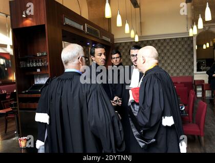 L'ancien avocat français Karim Achoui, flanqué de ses avocats, arrive au palais de justice pour le premier jour du procès des six hommes, membres du crime organisé, qui auraient tenté sa vie en 2007, à Paris, en France, le 17 septembre 2013. Photo de Mousse/ABACAPRESS.COM Banque D'Images