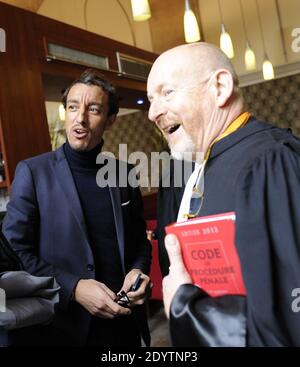 L'ancien avocat français Karim Achoui, flanqué de ses avocats, arrive au palais de justice pour le premier jour du procès des six hommes, membres du crime organisé, qui auraient tenté sa vie en 2007, à Paris, en France, le 17 septembre 2013. Photo de Mousse/ABACAPRESS.COM Banque D'Images