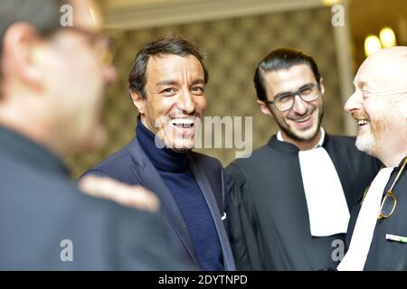 L'ancien avocat français Karim Achoui, flanqué de ses avocats, arrive au palais de justice pour le premier jour du procès des six hommes, membres du crime organisé, qui auraient tenté sa vie en 2007, à Paris, en France, le 17 septembre 2013. Photo de Mousse/ABACAPRESS.COM Banque D'Images